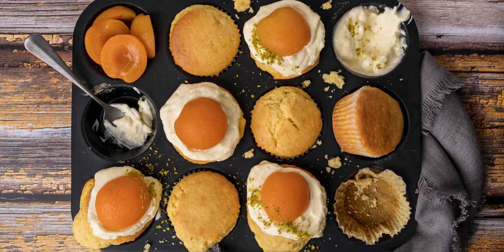 Butaris Butterschmalz Rezeptfoto Spiegelei-Muffins mit Frischkäsefrosting und Aprikose in Muffinform