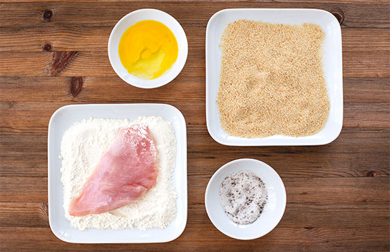 Panierstation mit Mehl, Ei, Paniermehl und Schnitzel