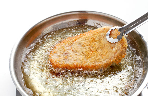 Schnitzel wird in Pfanne gewendet, © kazoka303030 – stock.adobe.com