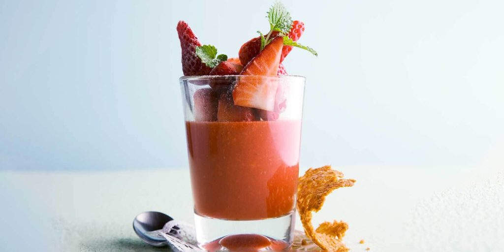 Dessert mit Erdbeere und Zitronenmelisse im Glas