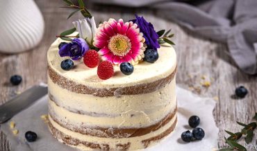 Naked Cake mit Blüten