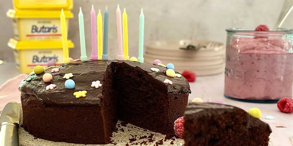 Schokoladenkuchen als Geburtstagskuchen mit Kerzen und Himbeersahne von Butaris Butterschmalz
